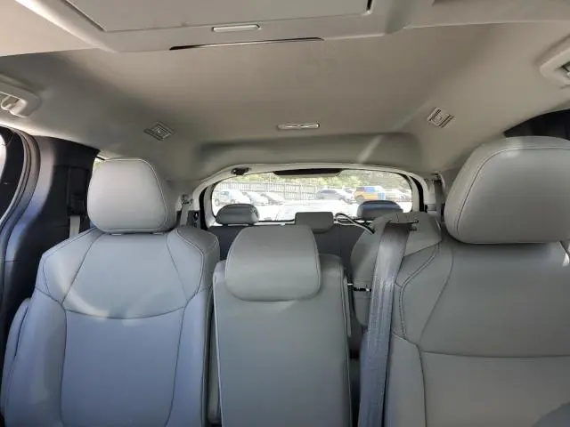 2025 TOYOTA SIENNA XLE  
