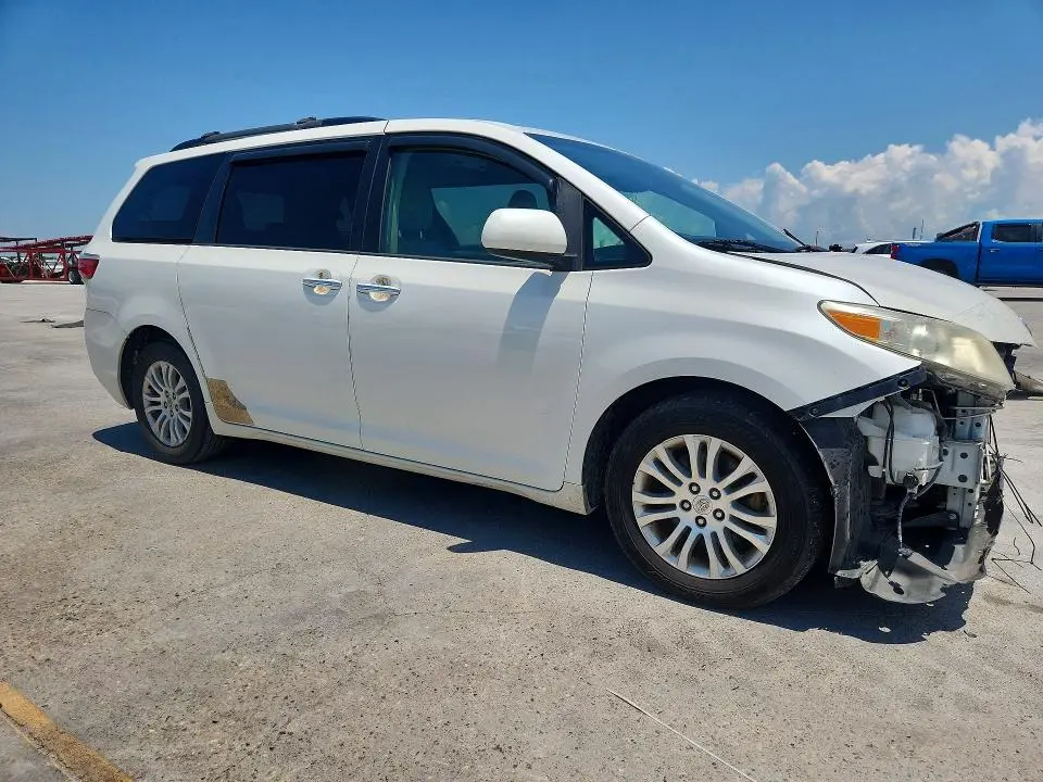 2016 TOYOTA SIENNA XLE 8-PASSENGER  