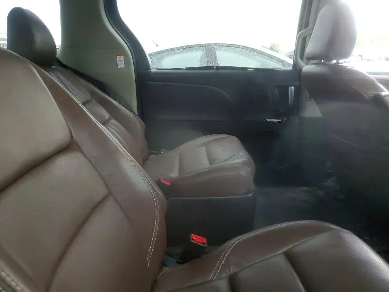 2017 TOYOTA SIENNA LIMITED PREMIUM 7-PASSENGER  
