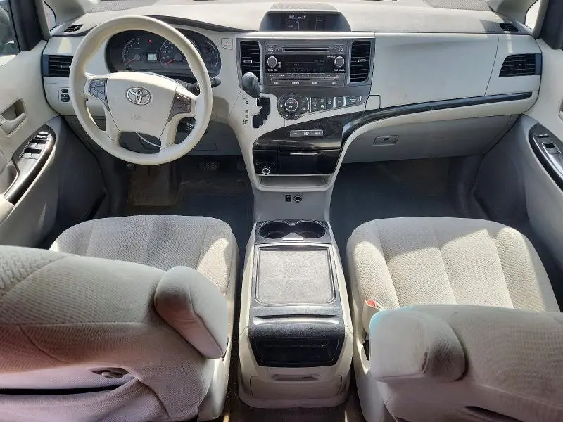 2013 TOYOTA SIENNA LE  