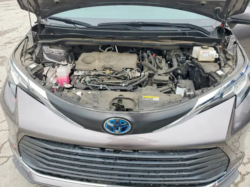 2022 TOYOTA SIENNA XLE 8-PASSENGER  