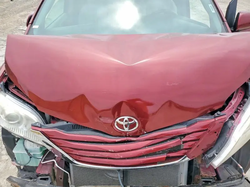 2016 TOYOTA SIENNA LE  