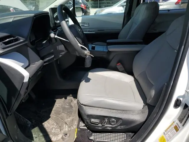 2025 TOYOTA SIENNA XLE  