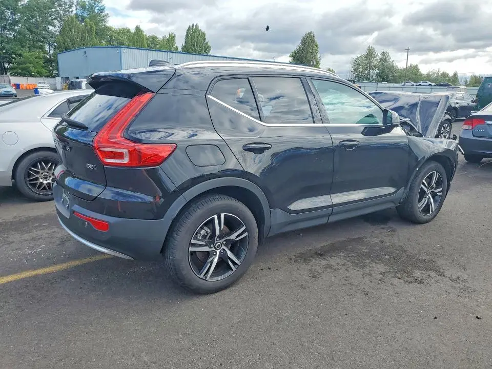 2025 VOLVO XC40 CORE  