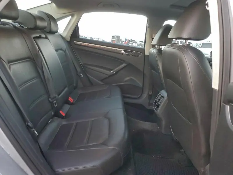 2017 VOLKSWAGEN PASSAT SE  