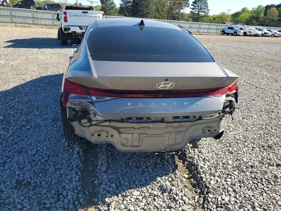 2024 HYUNDAI ELANTRA SE  