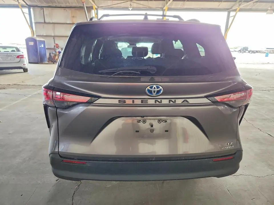 2021 TOYOTA SIENNA LE  