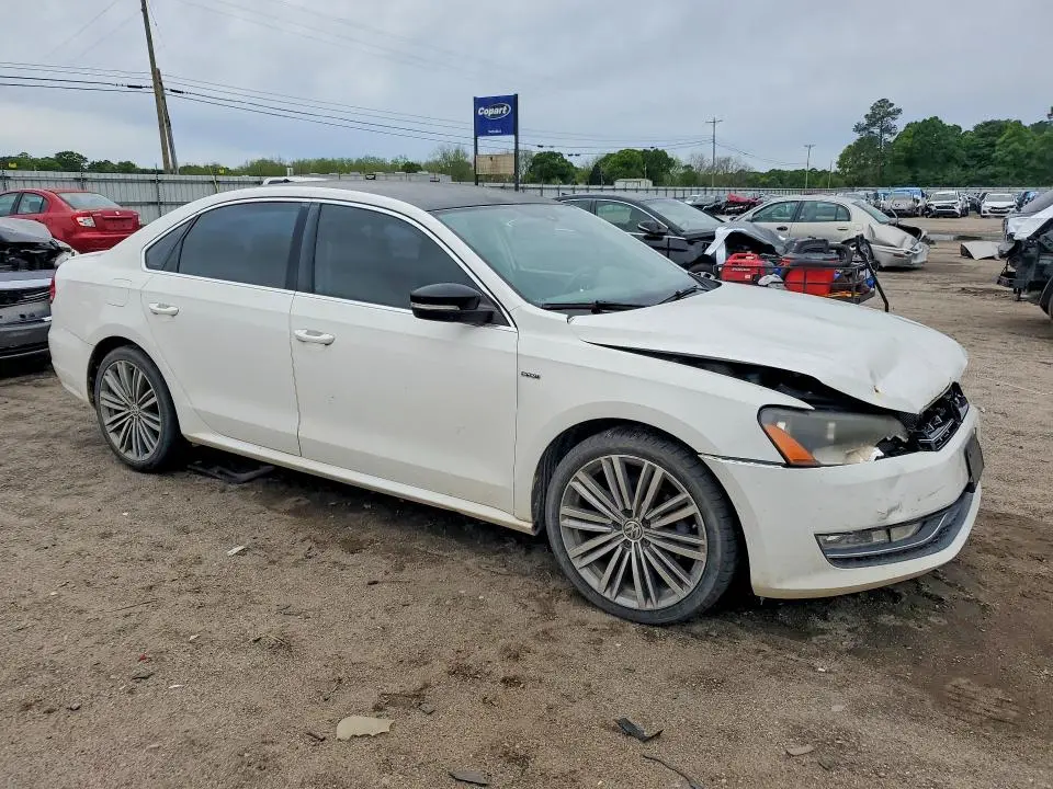 2015 VOLKSWAGEN PASSAT SE  