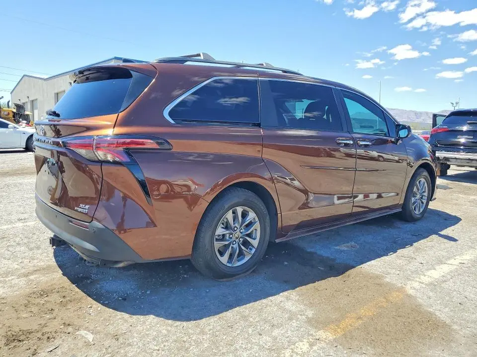 2022 TOYOTA SIENNA XLE  