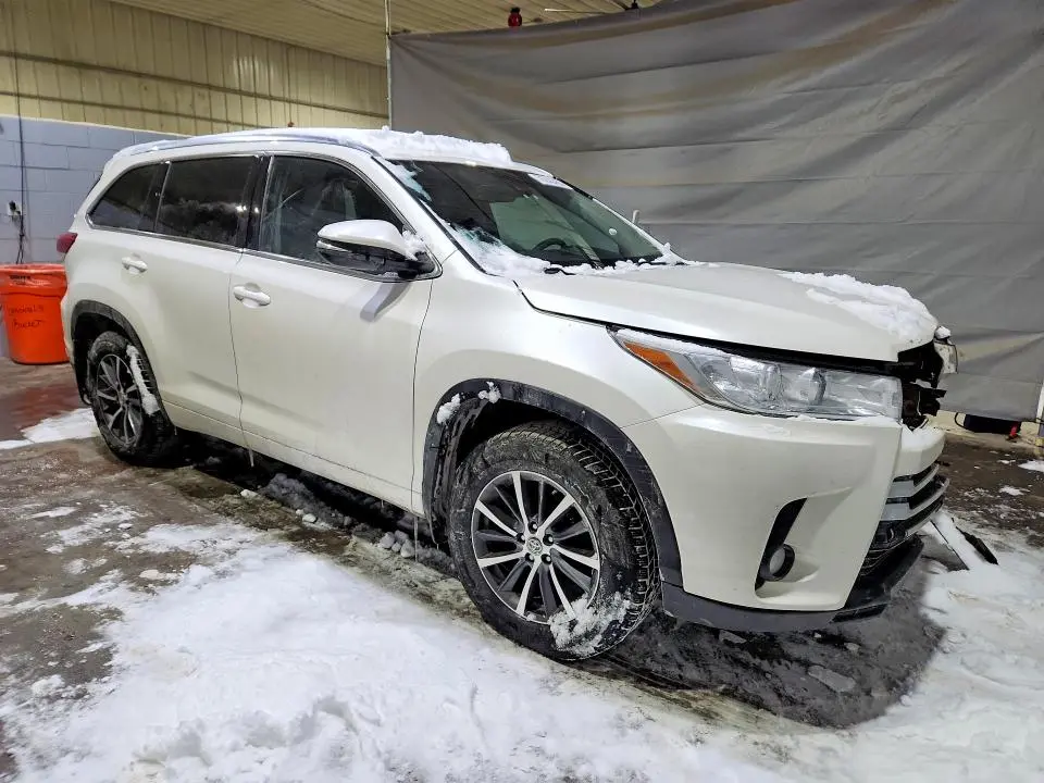 2018 TOYOTA HIGHLANDER SE  