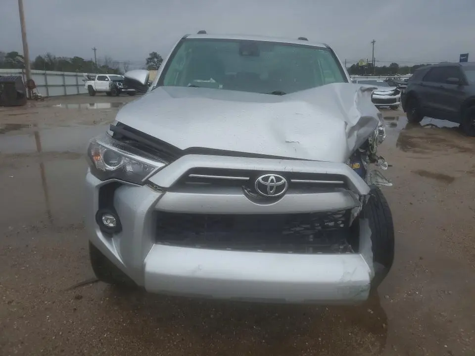 2022 TOYOTA 4RUNNER SR5  