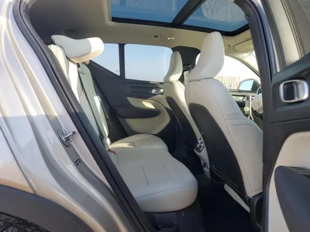 2024 VOLVO XC40 PLUS  