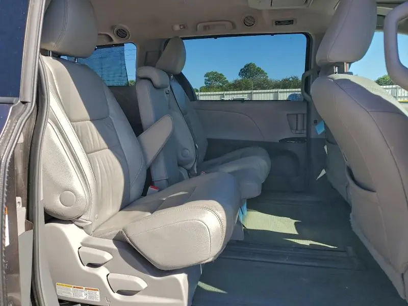 2015 TOYOTA SIENNA XLE  