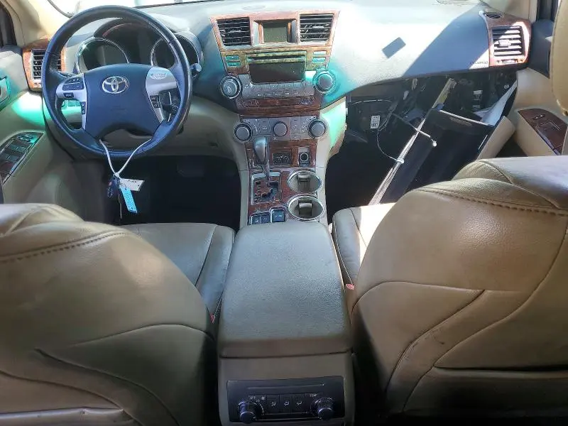 2011 TOYOTA HIGHLANDER SE  