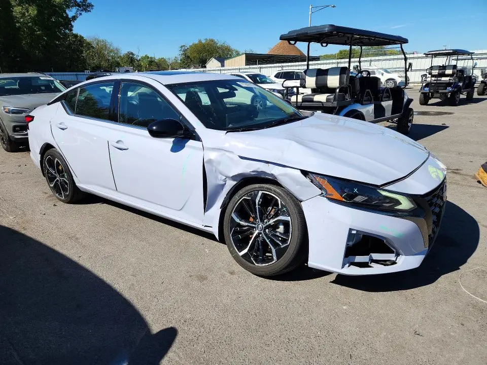 2024 NISSAN ALTIMA SR  