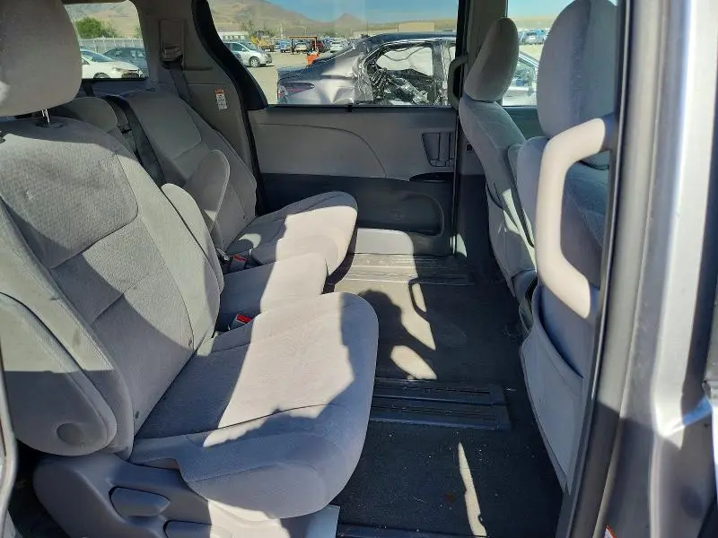 2015 TOYOTA SIENNA LE  