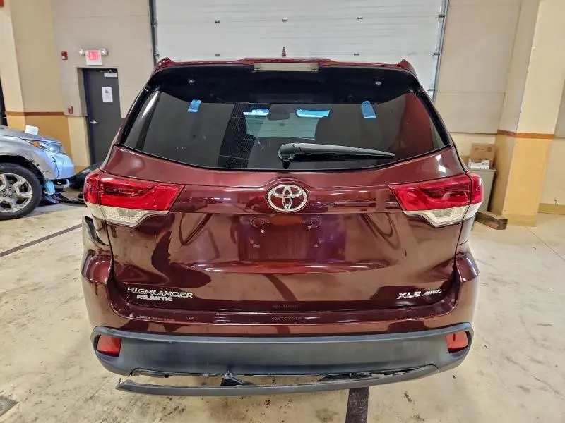 2019 TOYOTA HIGHLANDER SE  