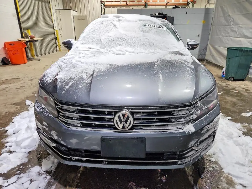 2018 VOLKSWAGEN PASSAT SE  