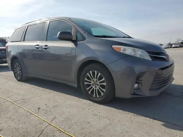 2019 TOYOTA SIENNA XLE  