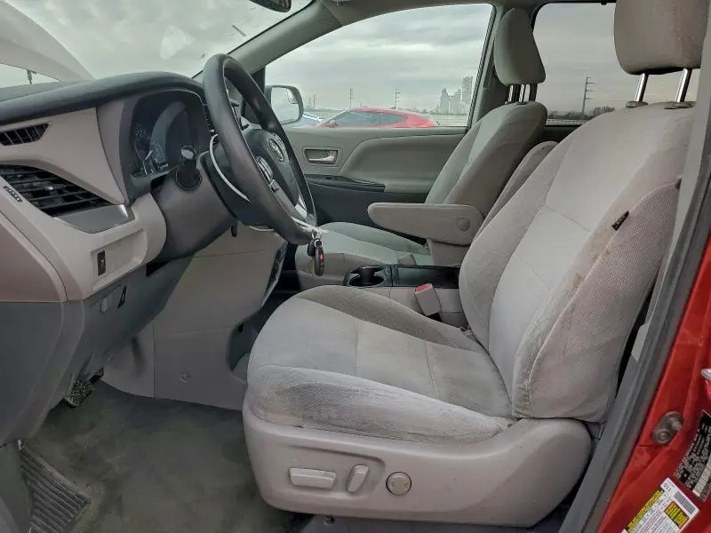 2018 TOYOTA SIENNA LE  