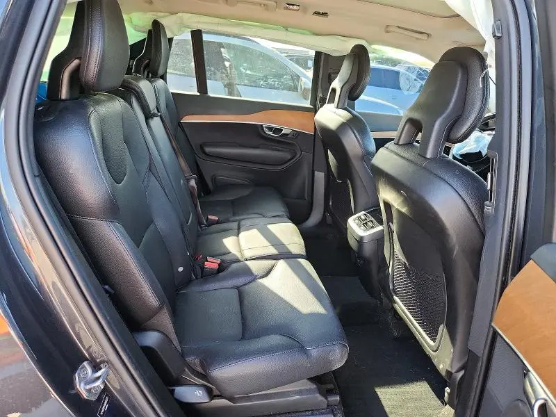 2022 VOLVO XC90 T6 MOMENTUM  