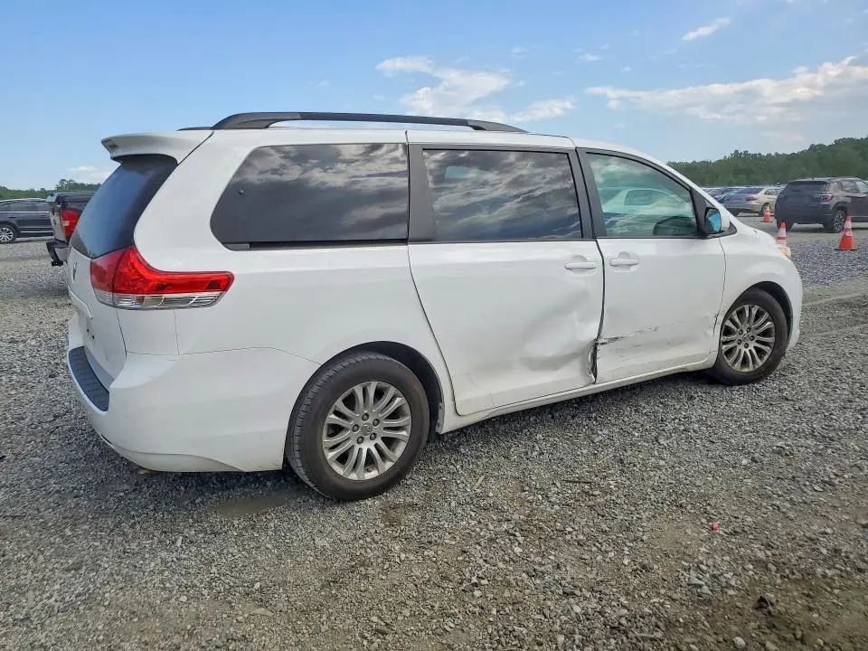 2013 TOYOTA SIENNA XLE 8-PASSENGER  