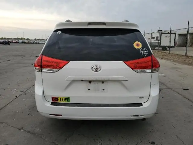 2014 TOYOTA SIENNA LE  