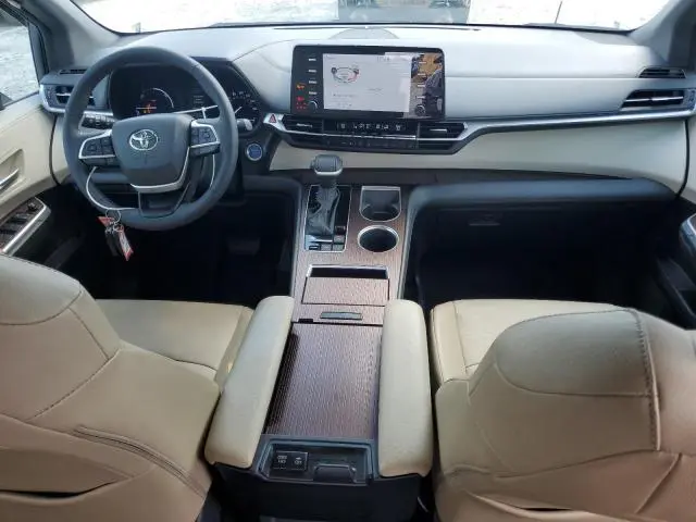 2024 TOYOTA SIENNA XLE  