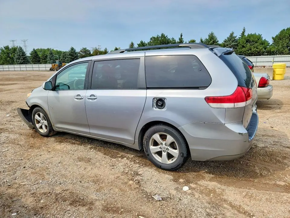2013 TOYOTA SIENNA LE  