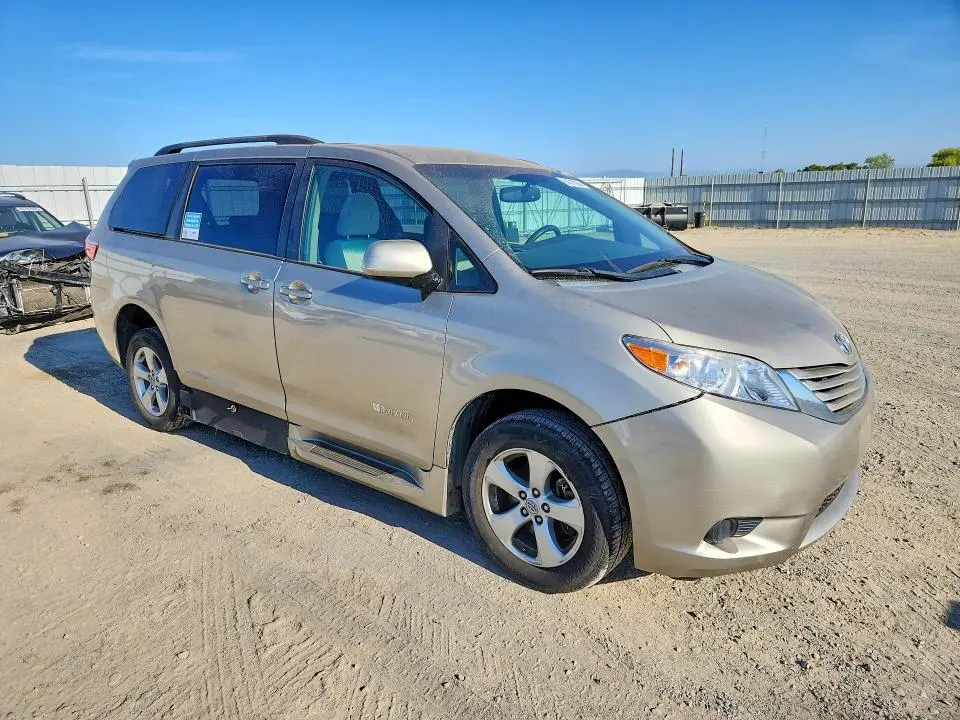 2015 TOYOTA SIENNA LE  