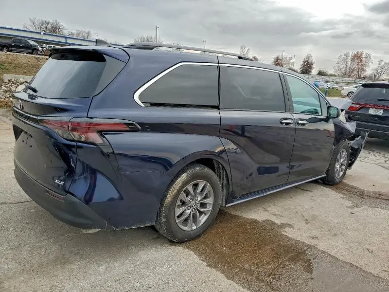 2025 TOYOTA SIENNA XLE  