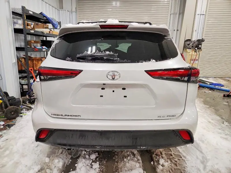 2022 TOYOTA HIGHLANDER XLE  