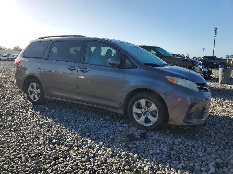 2018 TOYOTA SIENNA LE  