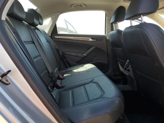 2017 VOLKSWAGEN PASSAT SE