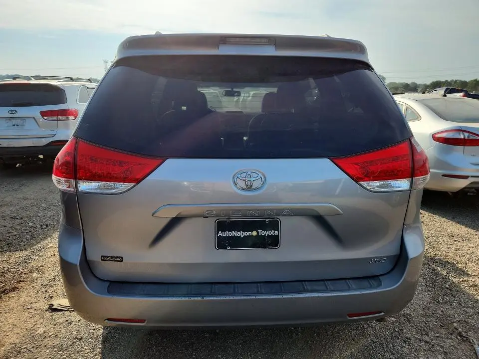 2014 TOYOTA SIENNA XLE 8-PASSENGER  
