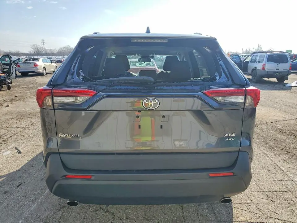 2021 TOYOTA RAV4 XLE  