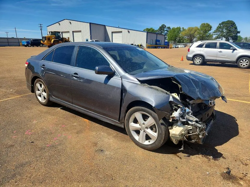 2011 TOYOTA CAMRY SE  