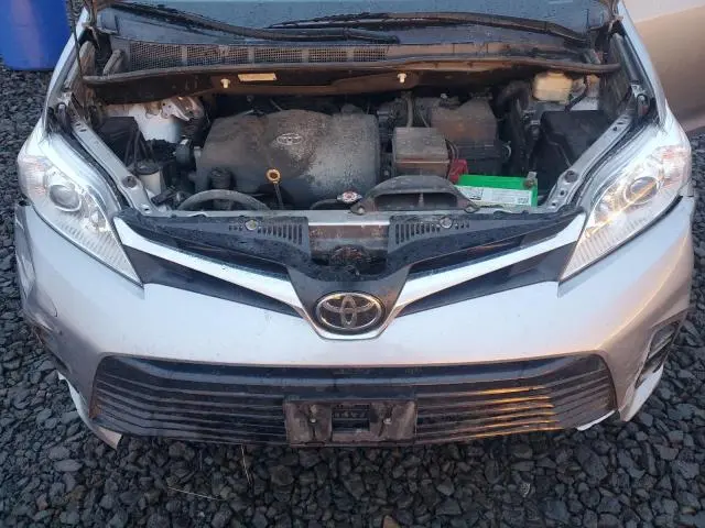 2018 TOYOTA SIENNA LE  