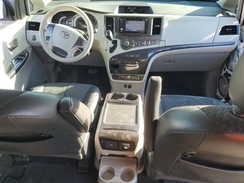 2013 TOYOTA SIENNA SE 8-PASSENGER  