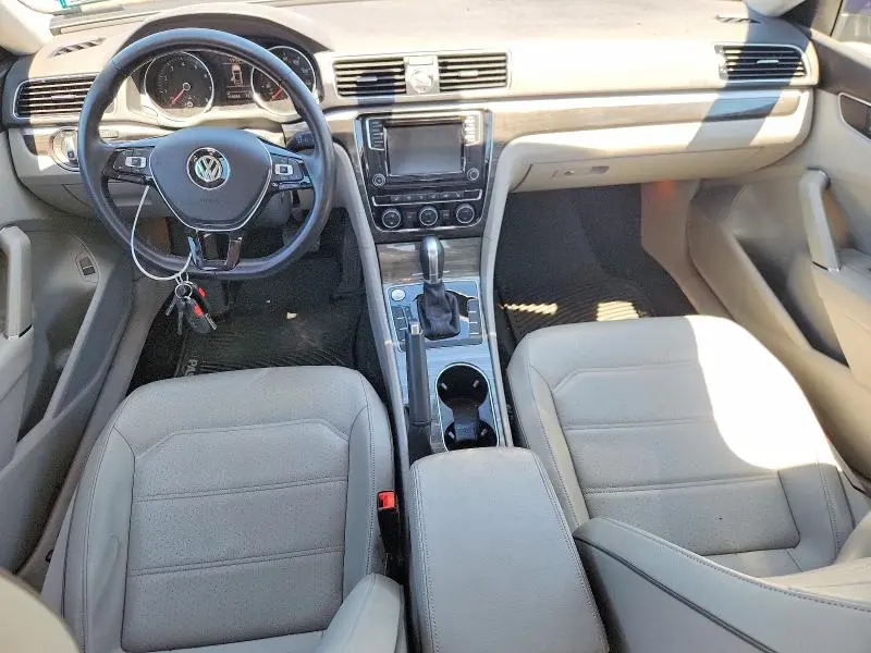 2016 VOLKSWAGEN PASSAT SE  