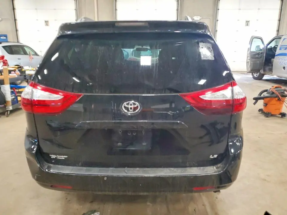 2017 TOYOTA SIENNA LE  