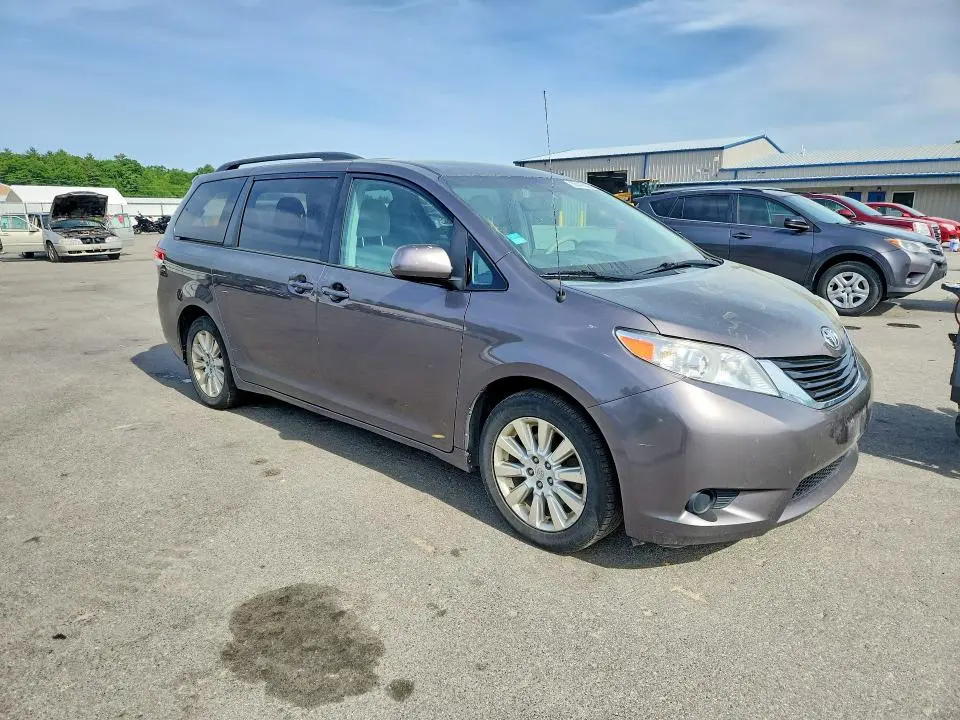 2013 TOYOTA SIENNA LE  