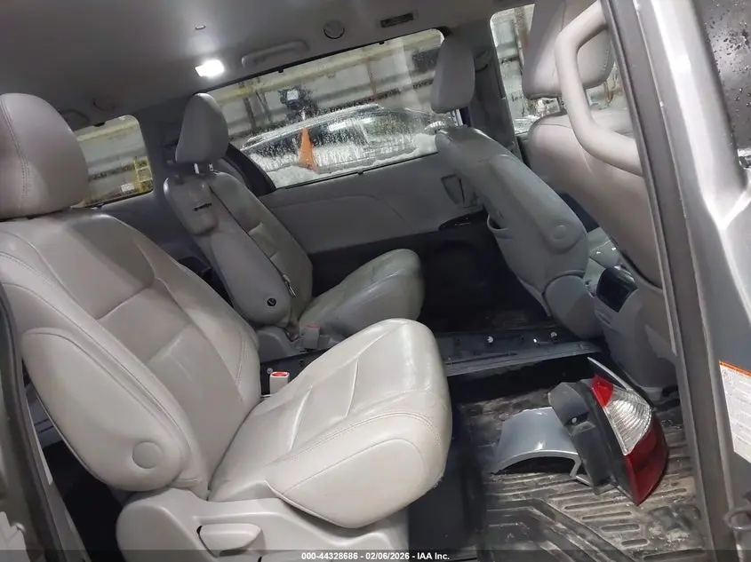 2015 TOYOTA SIENNA XLE 8 PASSENGER