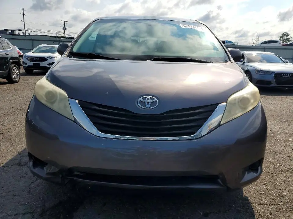 2011 TOYOTA SIENNA LE  