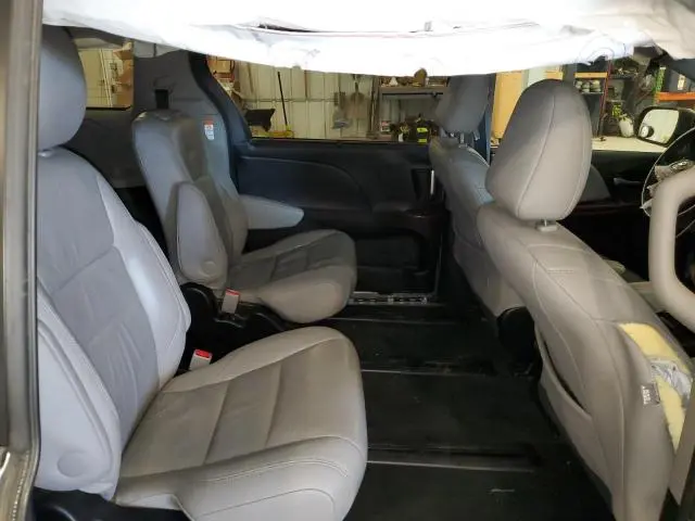 2017 TOYOTA SIENNA XLE  