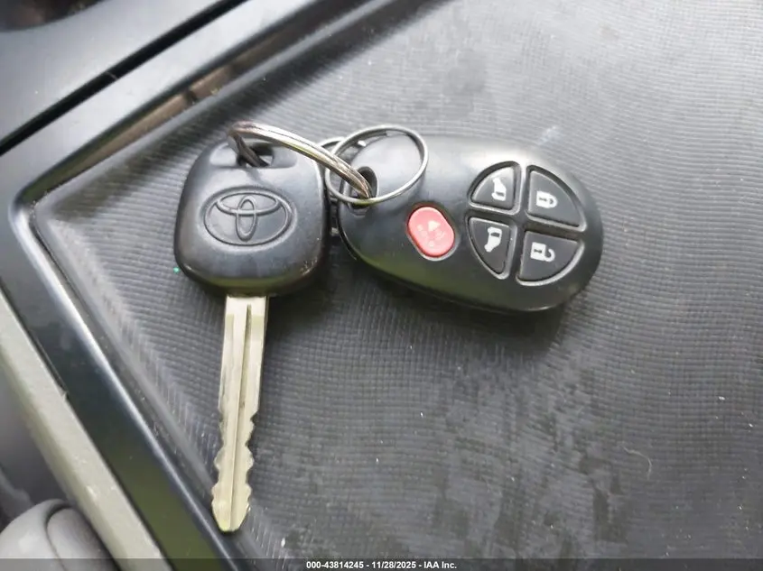 2015 TOYOTA SIENNA LE 8 PASSENGER