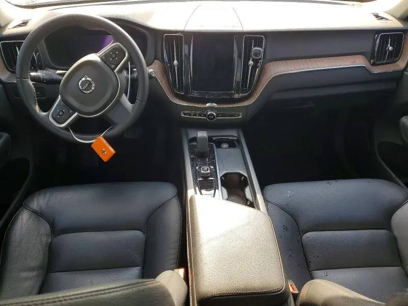 2022 VOLVO XC60 B5 MOMENTUM  
