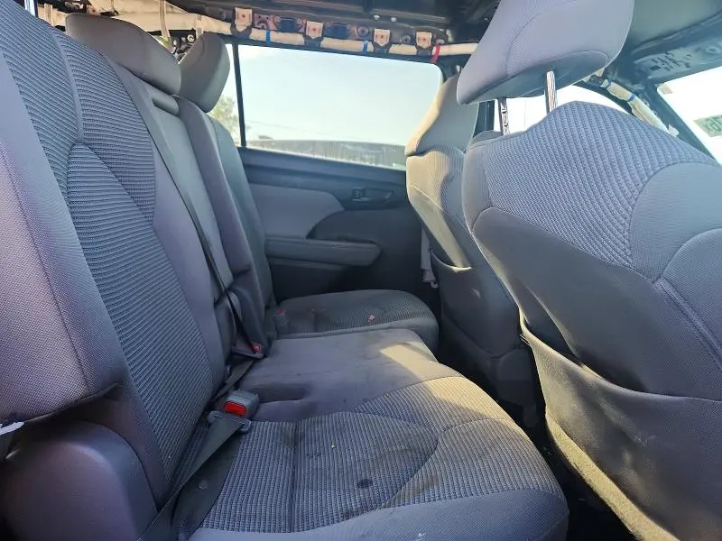 2021 TOYOTA HIGHLANDER LE  