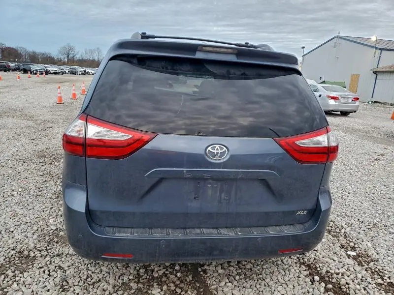 2017 TOYOTA SIENNA XLE  