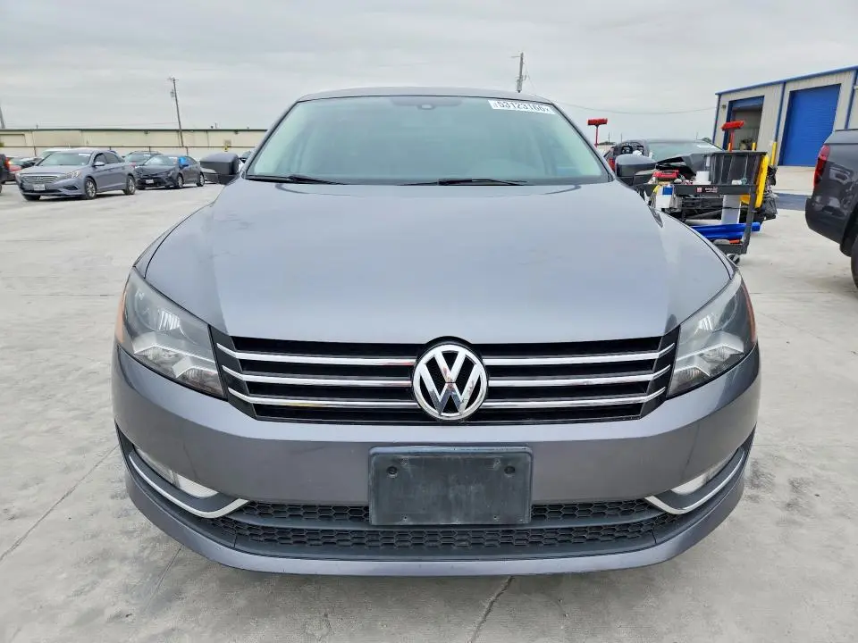 2015 VOLKSWAGEN PASSAT SE  